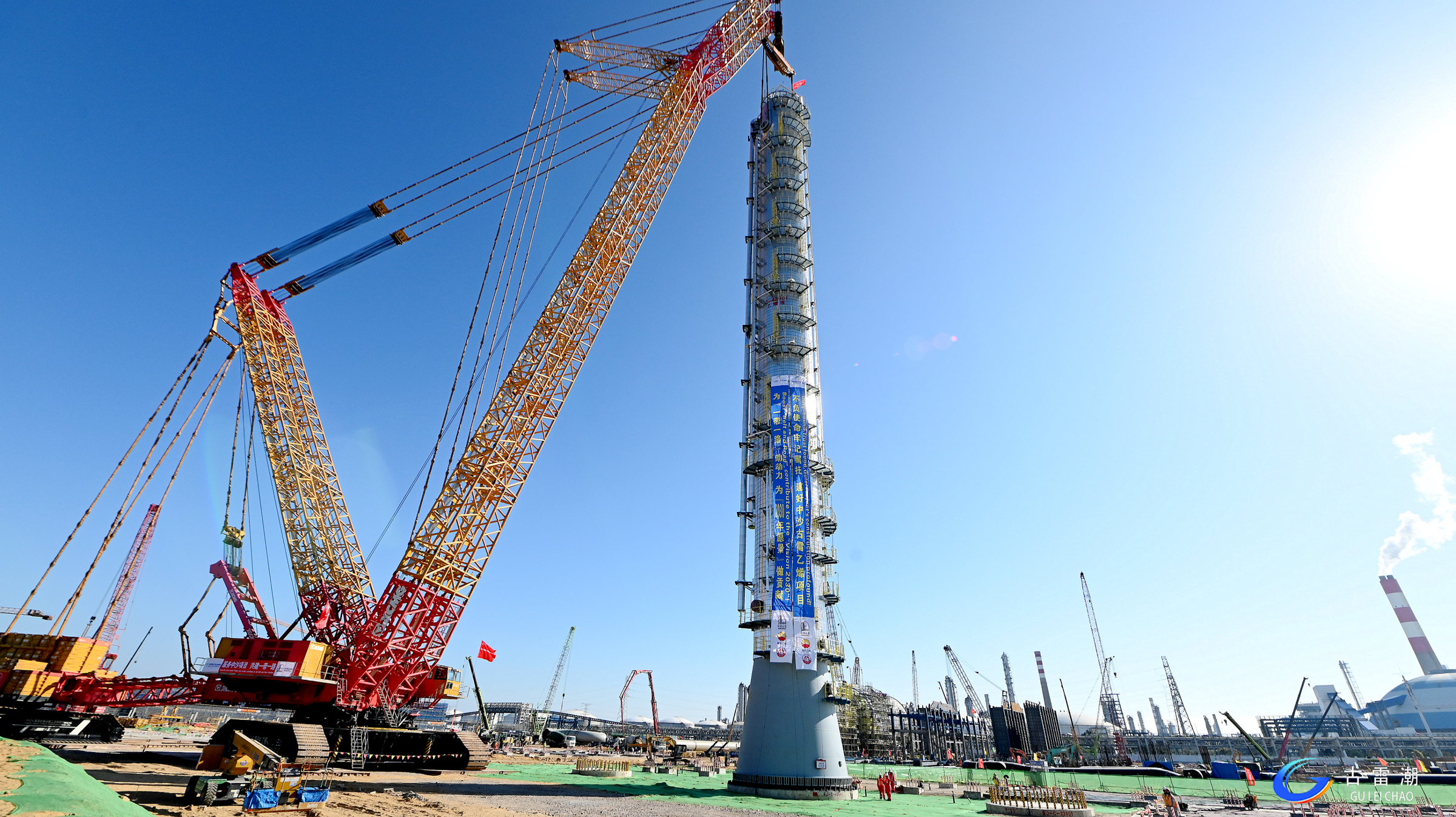吊重1150噸！XGC88000助力大型石化項(xiàng)目首臺千噸級設(shè)備精準(zhǔn)就位
